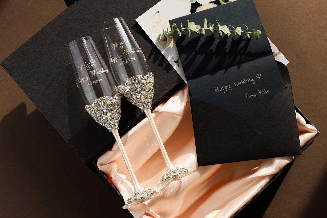 TOP-3 reasons to buy personalized flutes & cake set for a wedding - ELENA HONCH