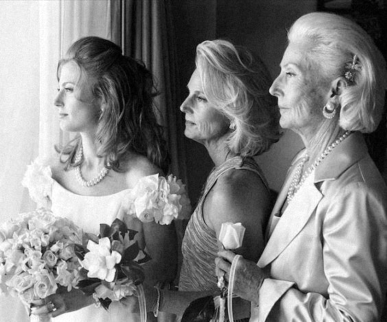 Wedding Toast to Mother: Emotional Examples and Tips for a Heartfelt Speech on Your Big Day - ELENA HONCH