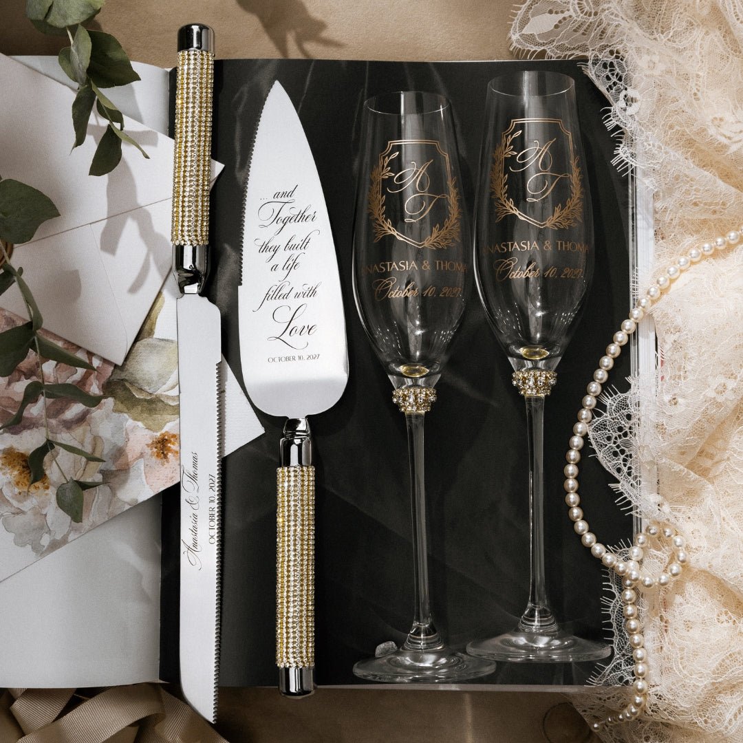Crystal Line Champagne Flutes &amp; Cake Set in Gold - ELENA HONCH