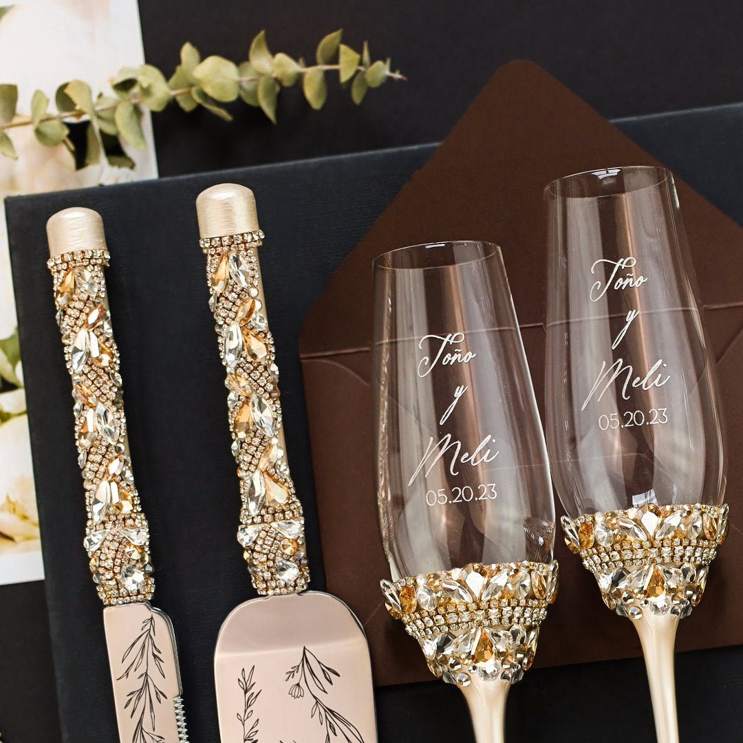 Personalized silverware set for bride&amp;groom. Mr&amp;Mrs forks for wedding cake cutting ceremony. Laser-engraved cake server&amp;knife