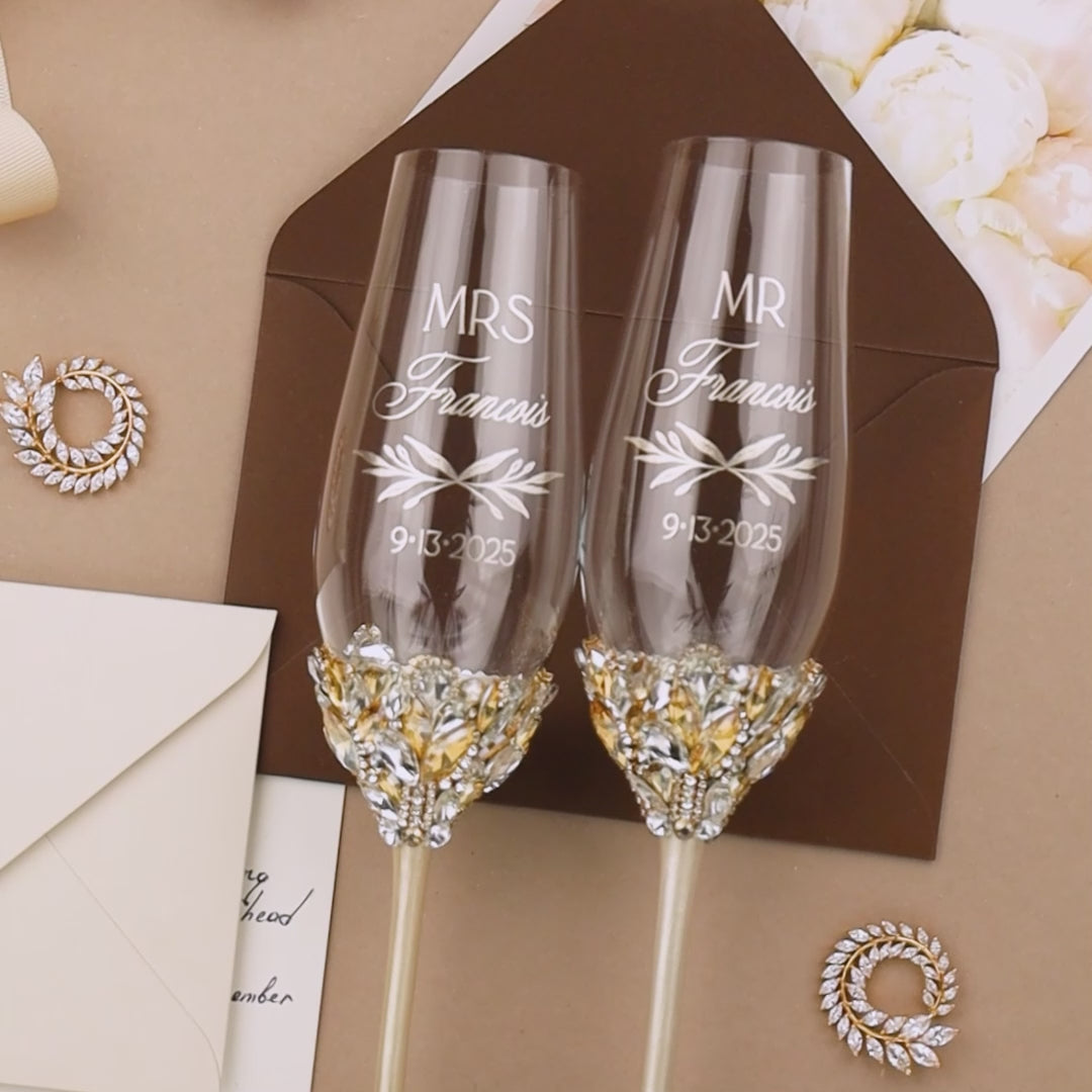 エインズリーペンブロークバードフローラルゴールドリムケーキプレート Wedding engraved glasses for bride and groom Ivory & Gold
